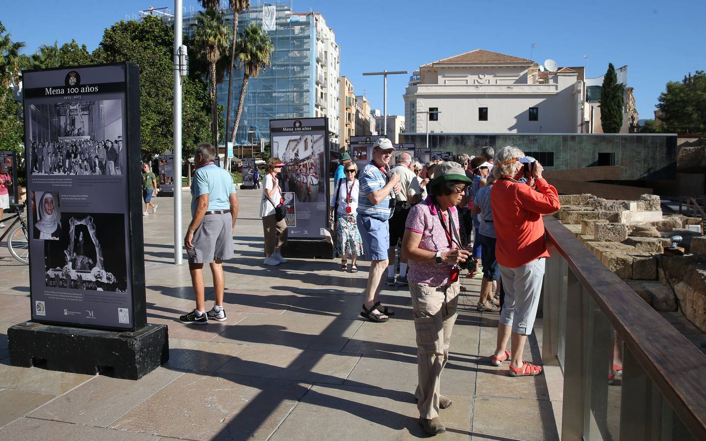 La exposición de la calle Alcazabilla que recoge el siglo de historia de Mena, en imágenes