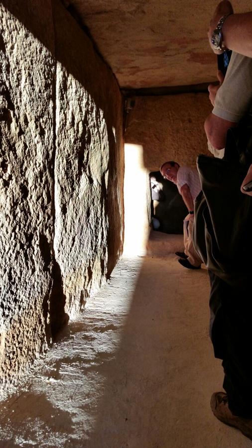 La evaluadora de la Unesco contempla al equinoccio de otoño en el dolmen de Viera