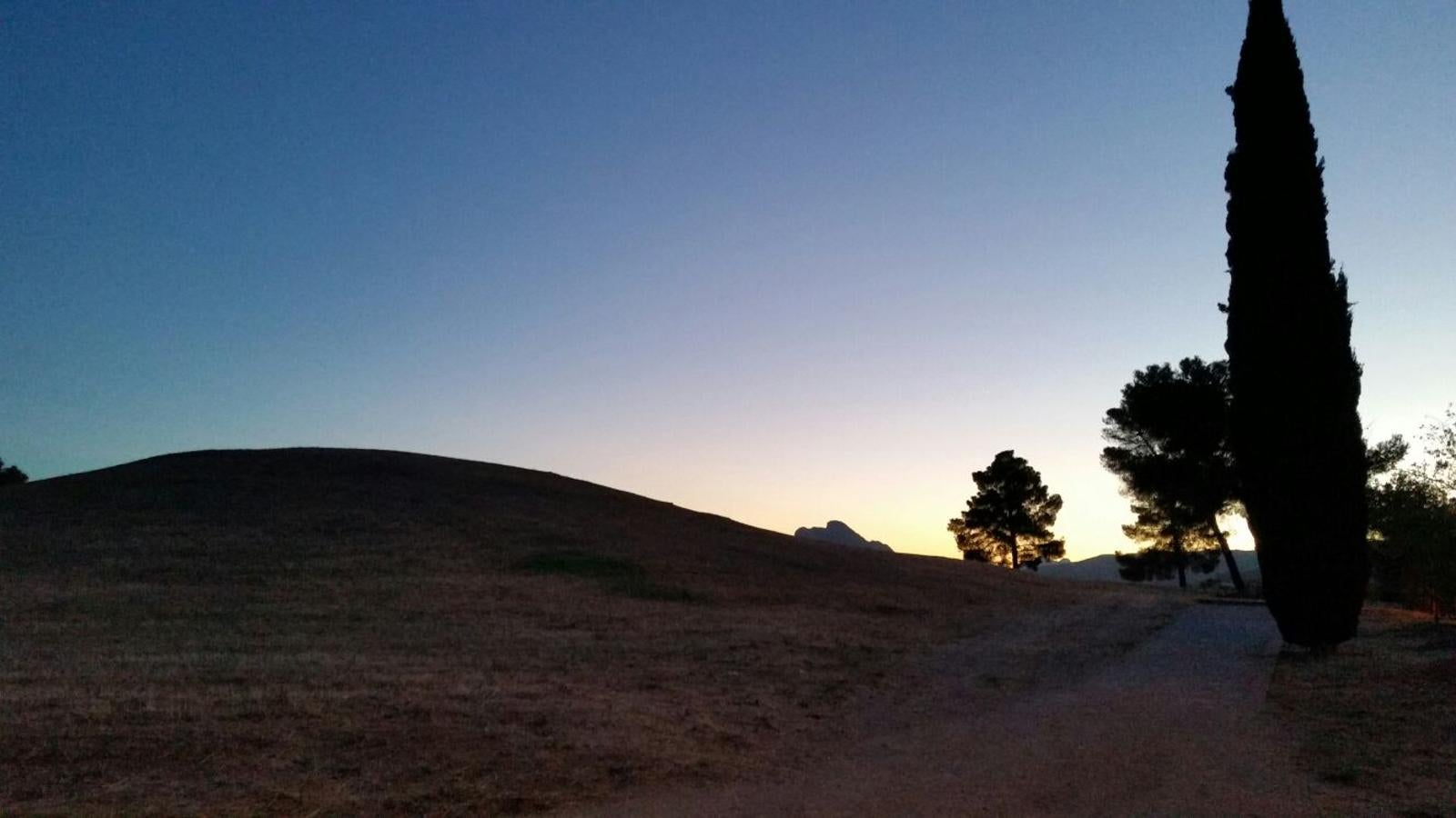 La evaluadora de la Unesco contempla al equinoccio de otoño en el dolmen de Viera