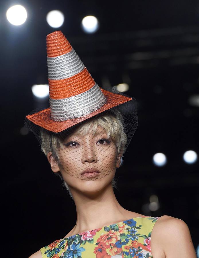 Moschino llena de color la pasarela de Milán