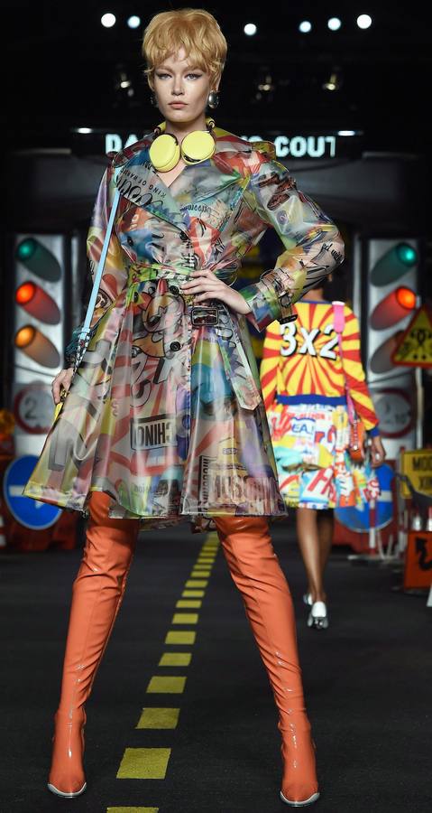 Moschino llena de color la pasarela de Milán