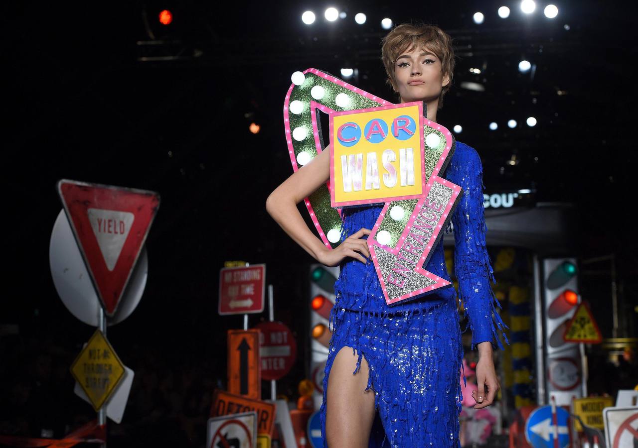 Moschino llena de color la pasarela de Milán