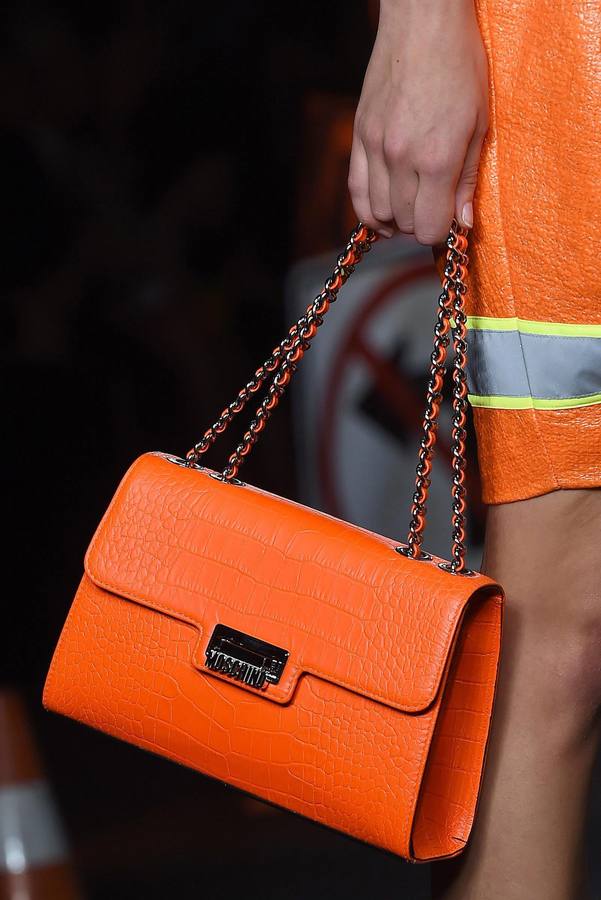 Moschino llena de color la pasarela de Milán