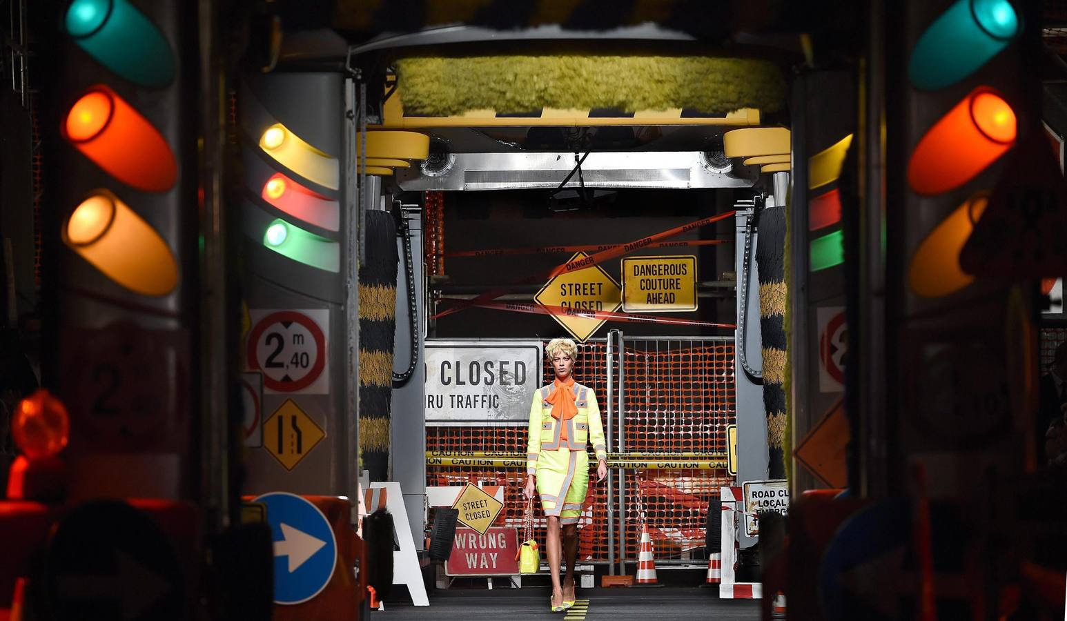 Moschino llena de color la pasarela de Milán