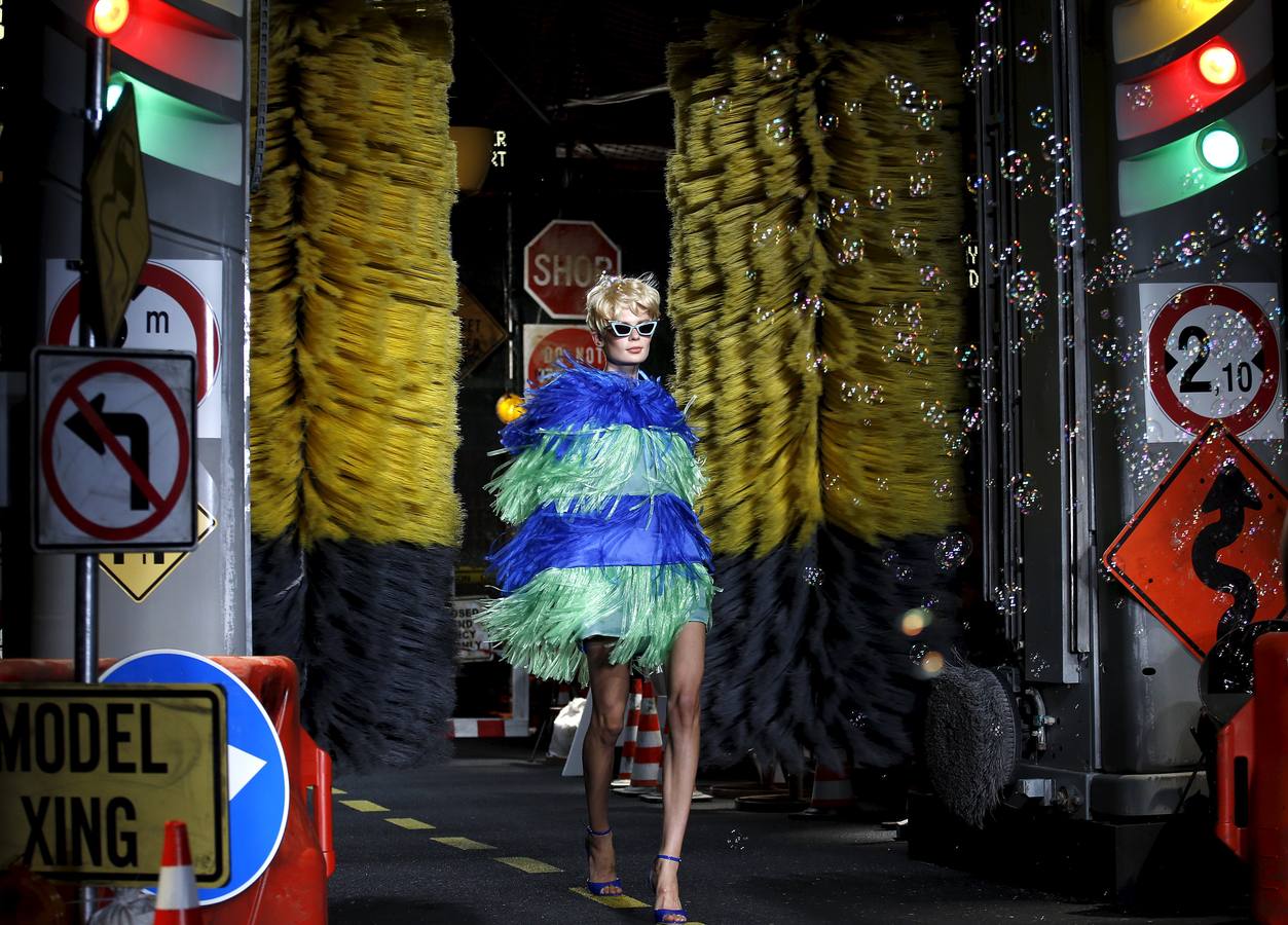 Moschino llena de color la pasarela de Milán