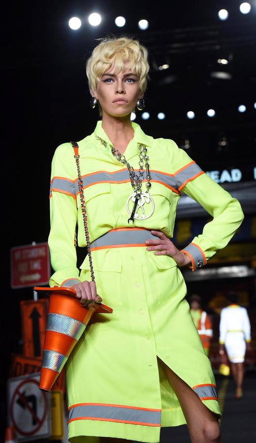 Moschino llena de color la pasarela de Milán