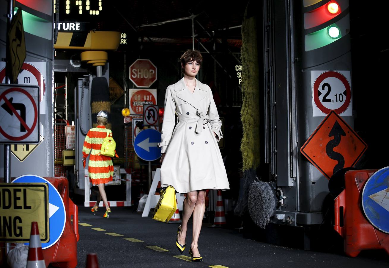 Moschino llena de color la pasarela de Milán
