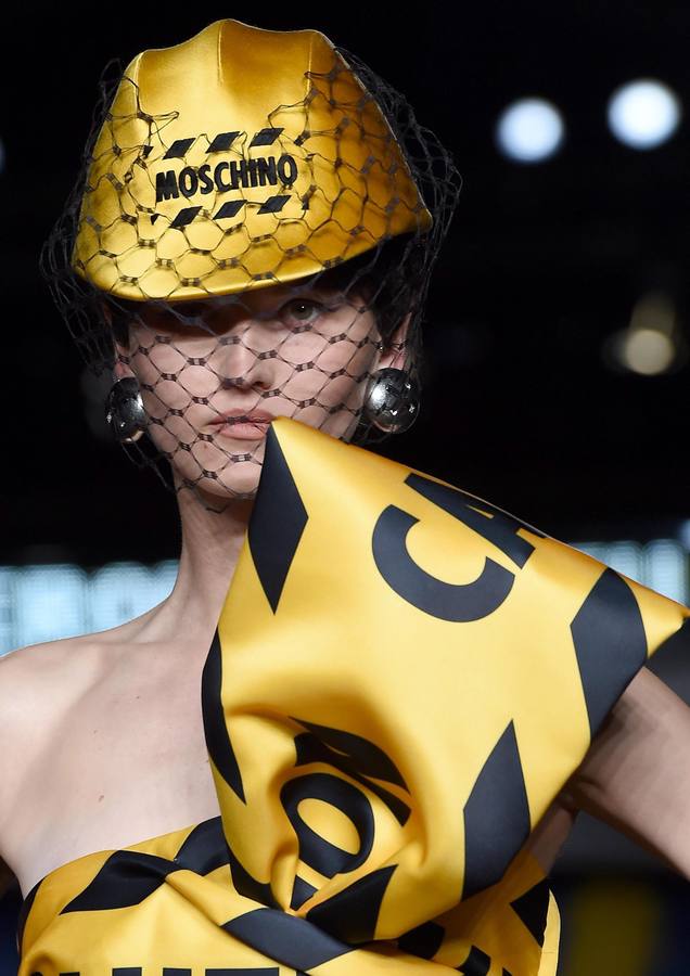 Moschino llena de color la pasarela de Milán