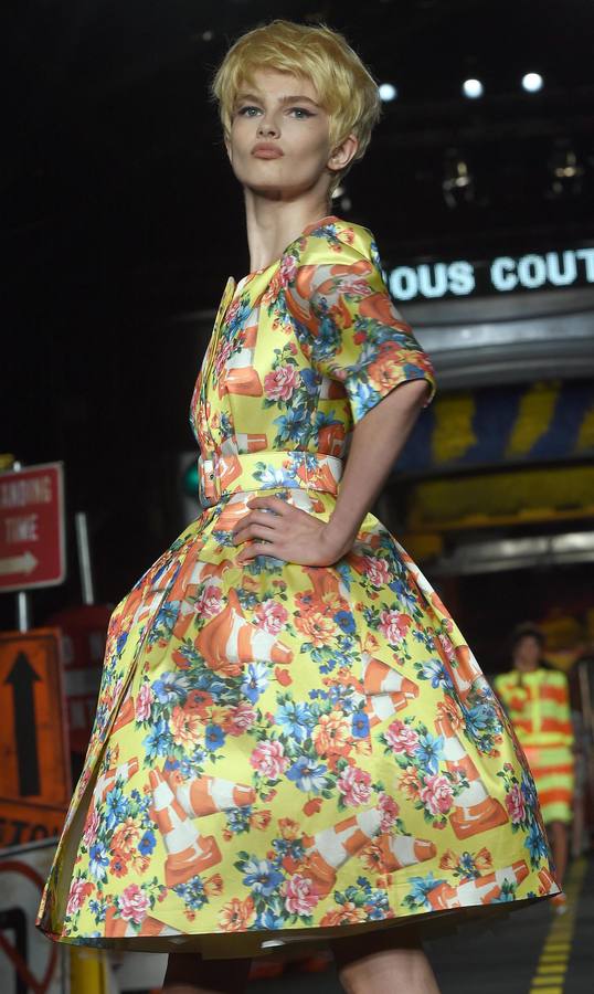 Moschino llena de color la pasarela de Milán