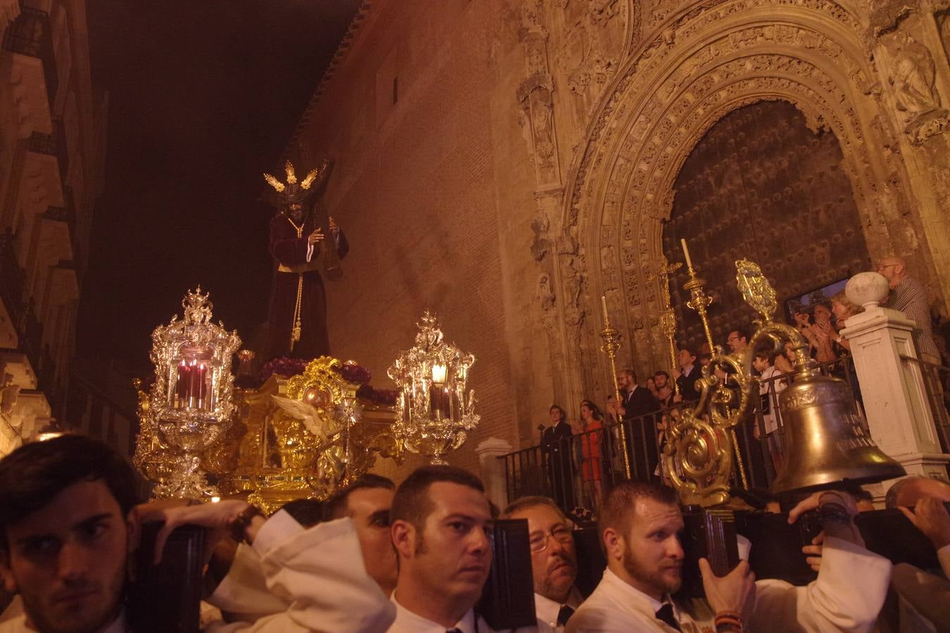 El Nazareno de Viñeros recorre las calles de Málaga