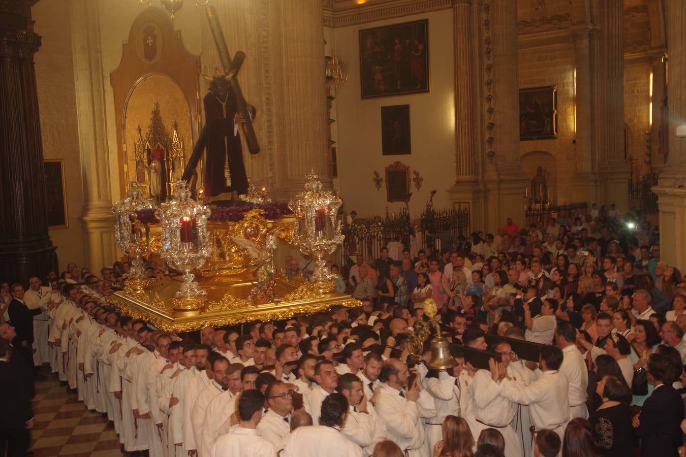 El Nazareno de Viñeros recorre las calles de Málaga