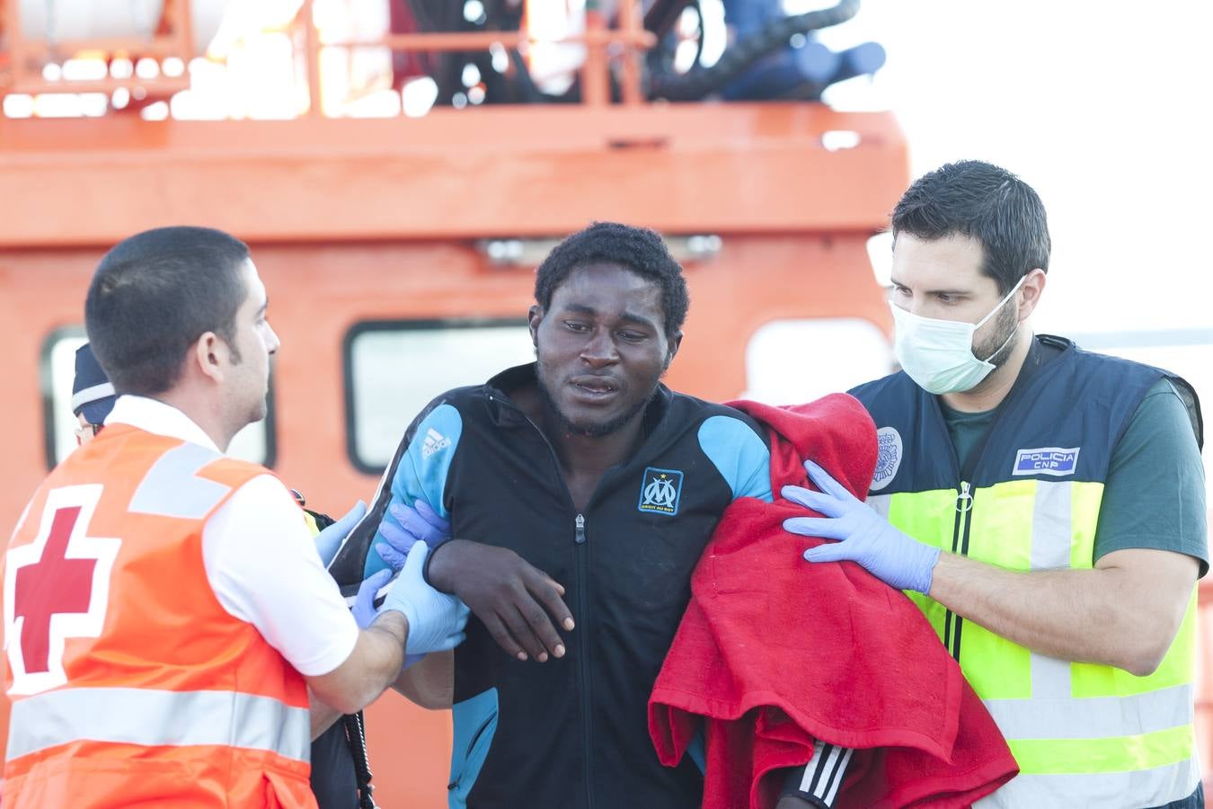 La llegada a Málaga de los supervivientes de una patera naufragada, en imágenes