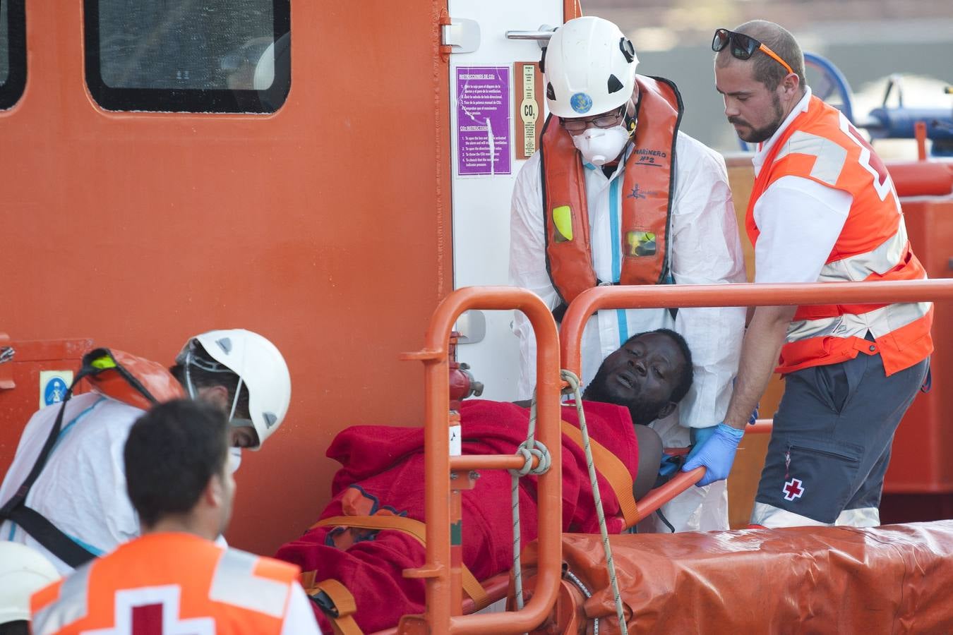 La llegada a Málaga de los supervivientes de una patera naufragada, en imágenes