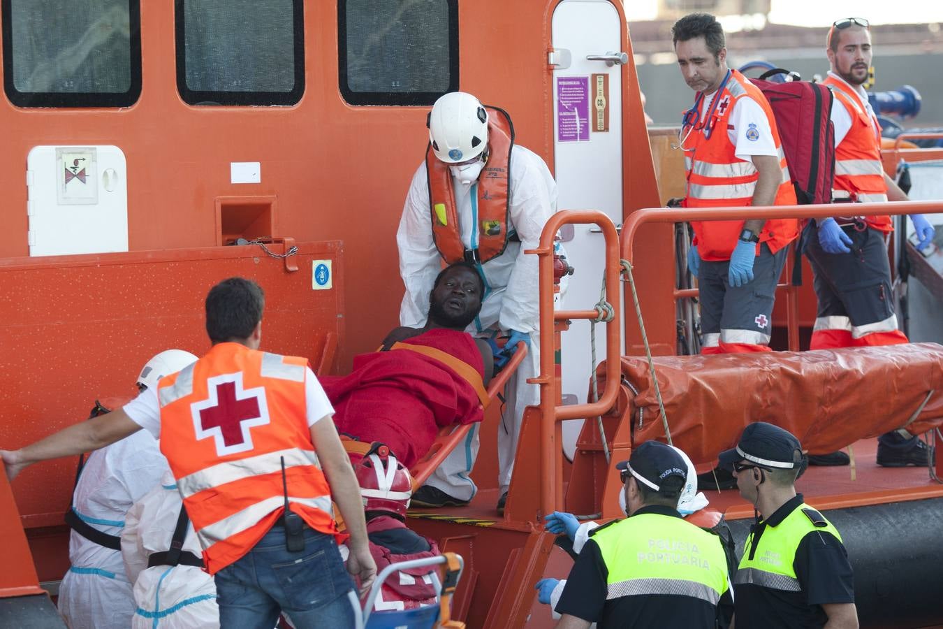 La llegada a Málaga de los supervivientes de una patera naufragada, en imágenes