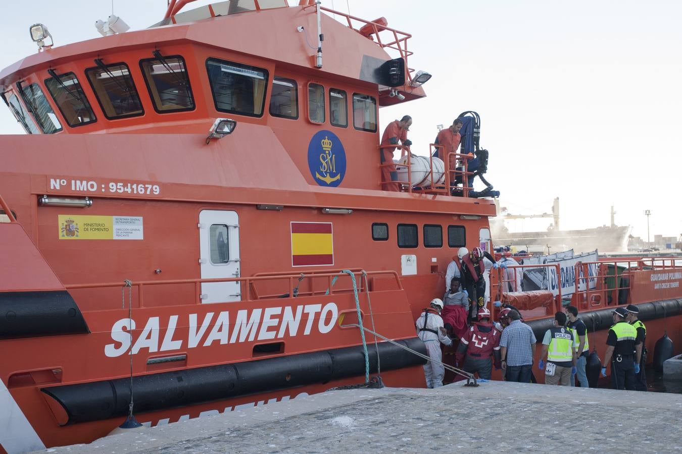 La llegada a Málaga de los supervivientes de una patera naufragada, en imágenes