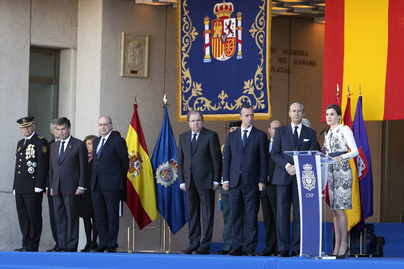 La Reina preside la entrega de la bandera de España a la Policía Nacional