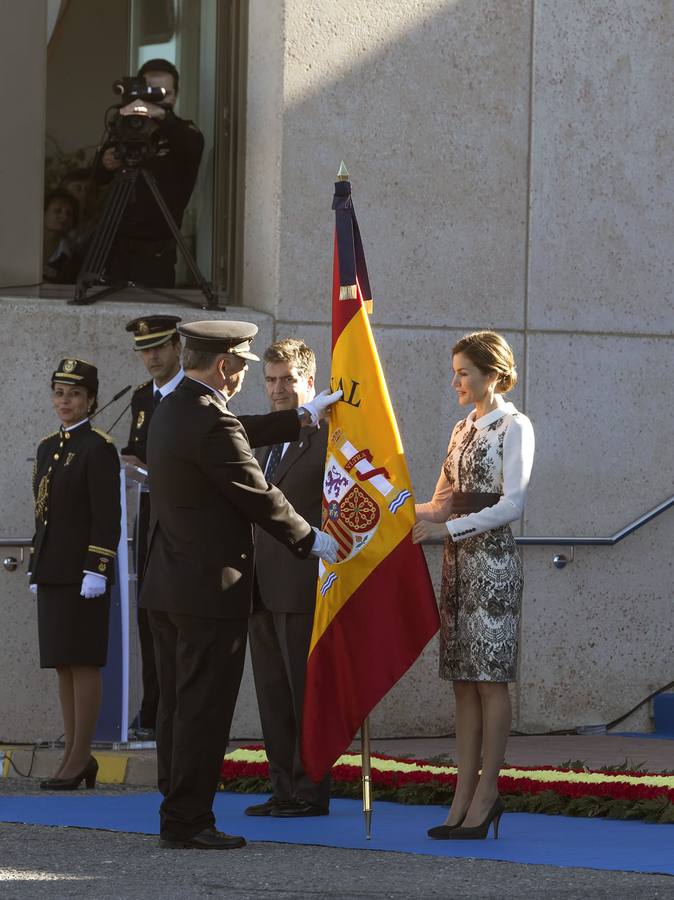 La Reina preside la entrega de la bandera de España a la Policía Nacional