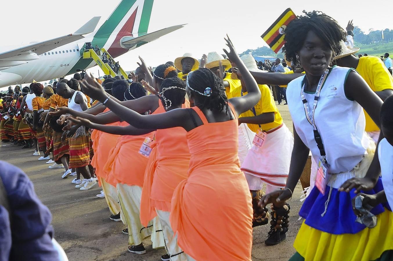 Uganda baila para recibir al Papa