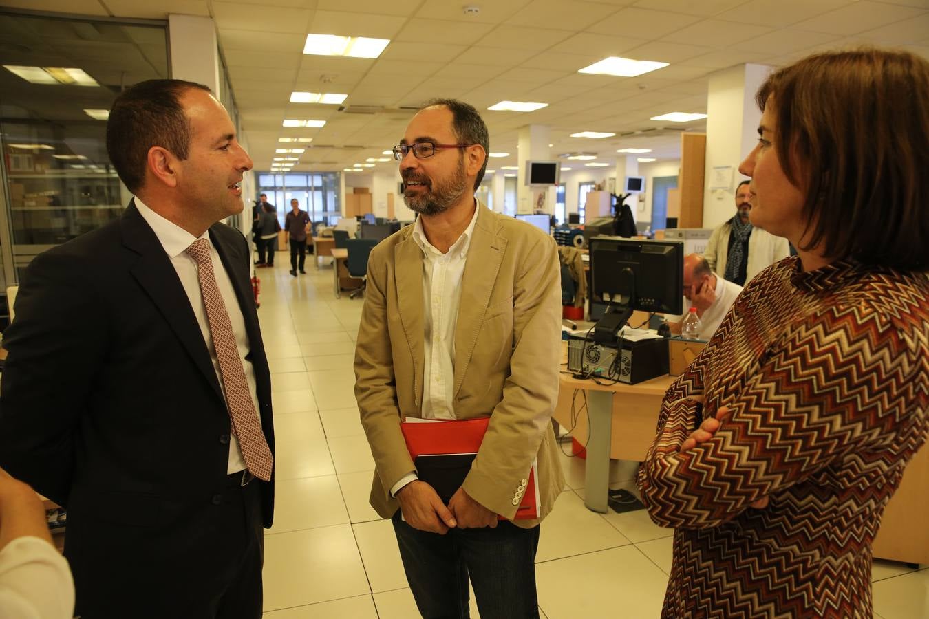 Manolo Castillo conversa con Alberto Montero en presencia de la jefa de la sección de Ciudadanos de SUR, Ana Barreales.