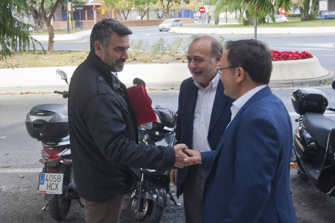 Francisco Guzmán (IU) y Miguel Ángel Heredia (PSOE), se estrechan la mano al llegar.