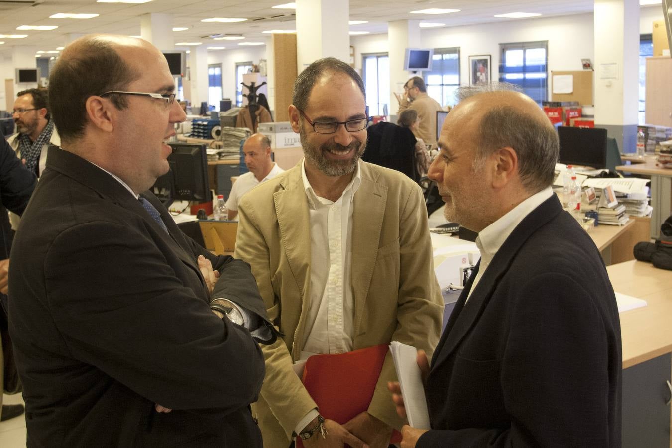 Alberto Montero (Podemos), conversa con el asesor del PSOE José Antonio Torres Mora (derecha) y el redactor de SUR Antonio M. Romero