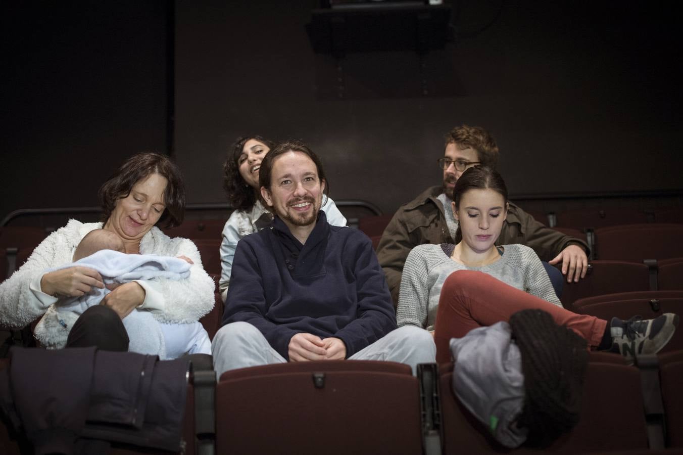 El candidato de Podemos a la Presidencia del Gobierno, Pablo Iglesias, junto a Carolina Bescansa (i) y su bebé e Irene Montero, en la Sala Mirador, donde ha aprovechado la jornada de reflexión para asistir a la proyección de "B, la película", la cinta sobre el caso Bárcenas.