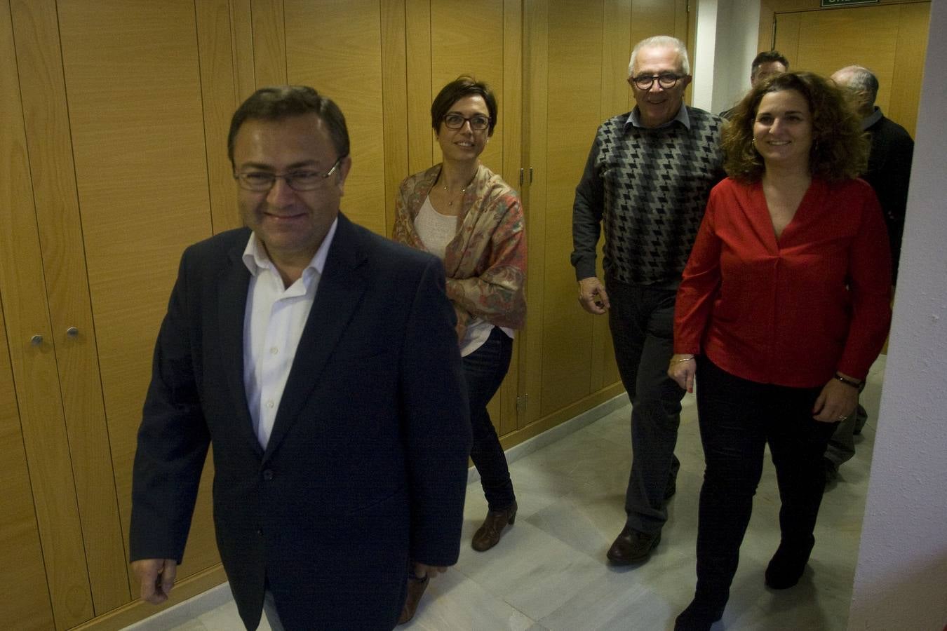 Miguel Ángel Heredia, acompañado por miembros de su partido en la sede del PSOE