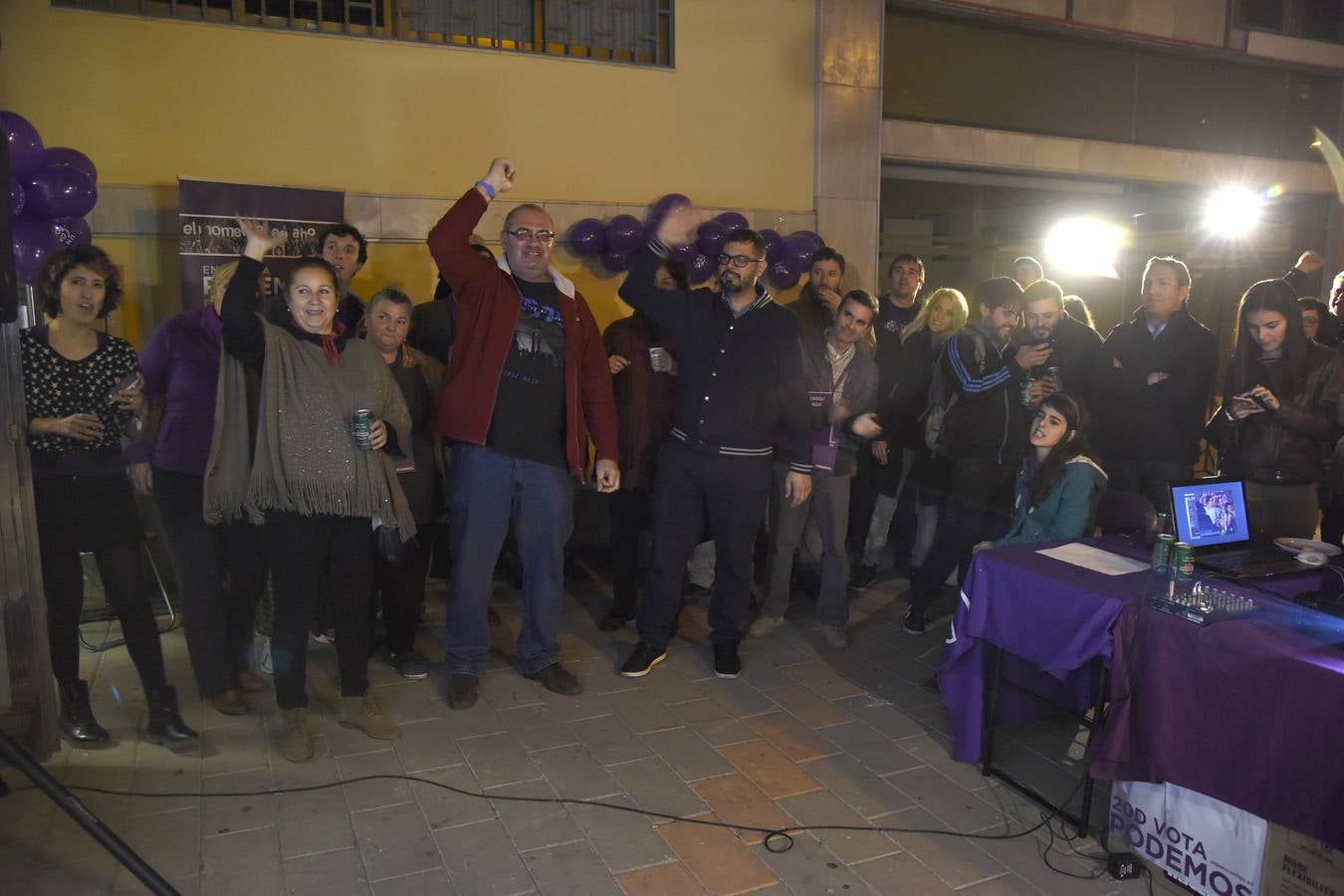 Seguidores de Podemos muestran su alegría por los resultados conseguidos