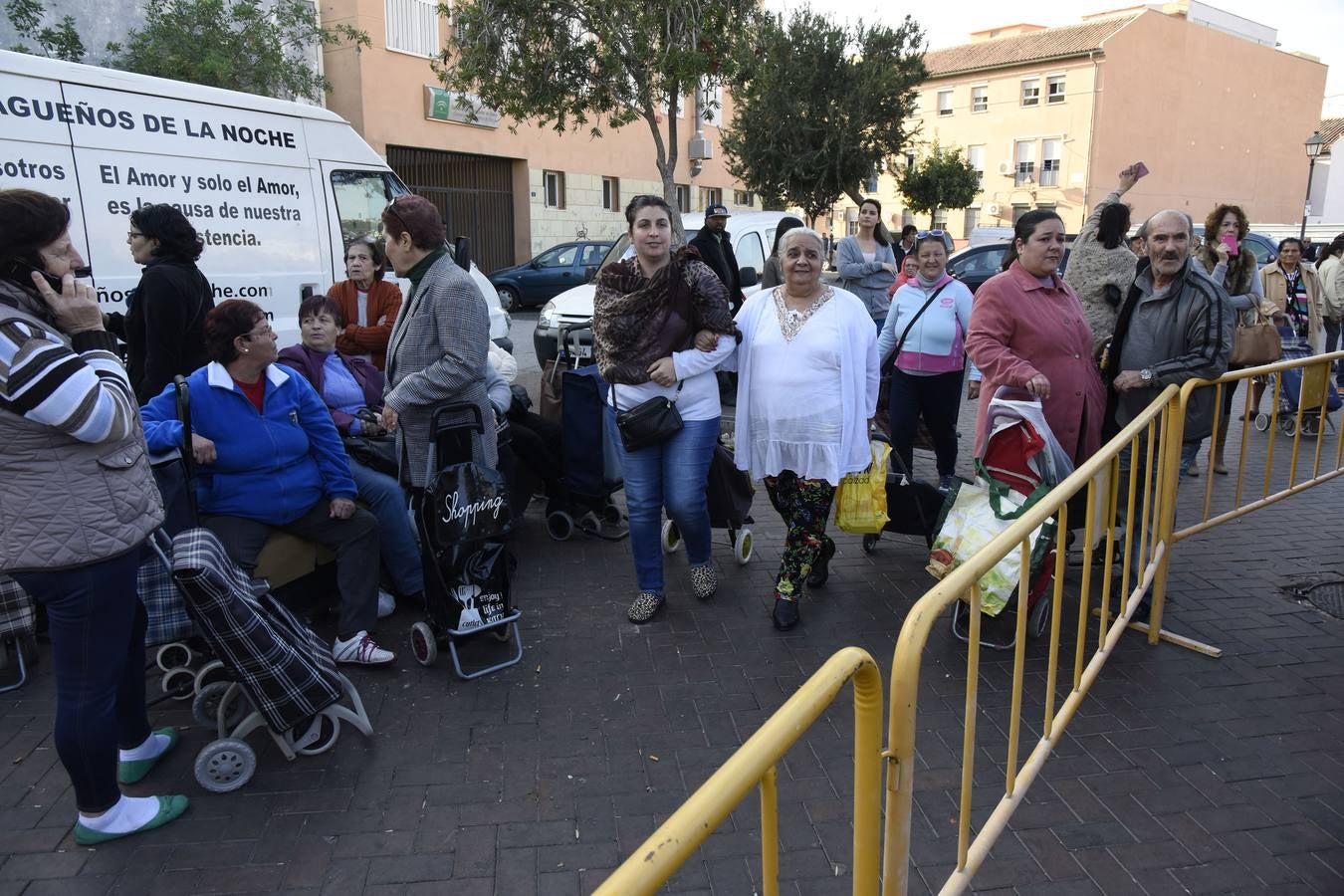 Los Ángeles Malagueños de la Noche reparten menús de Nochebuena