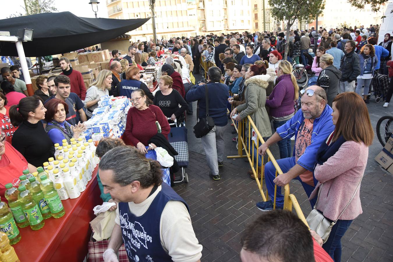 Los Ángeles Malagueños de la Noche reparten menús de Nochebuena