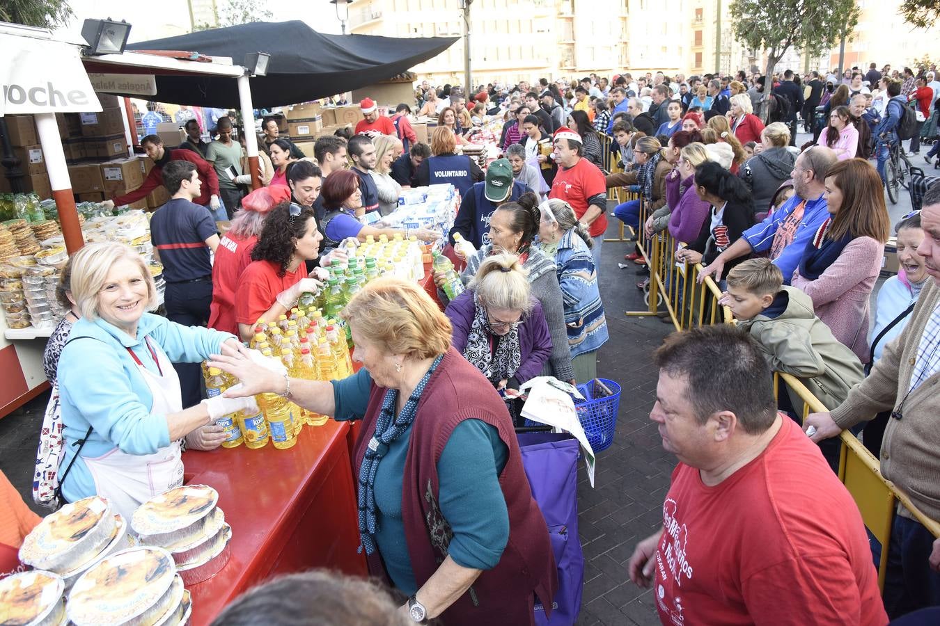 Los Ángeles Malagueños de la Noche reparten menús de Nochebuena