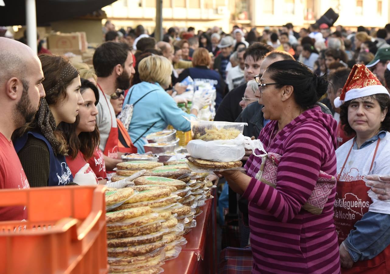 Los Ángeles Malagueños de la Noche reparten menús de Nochebuena