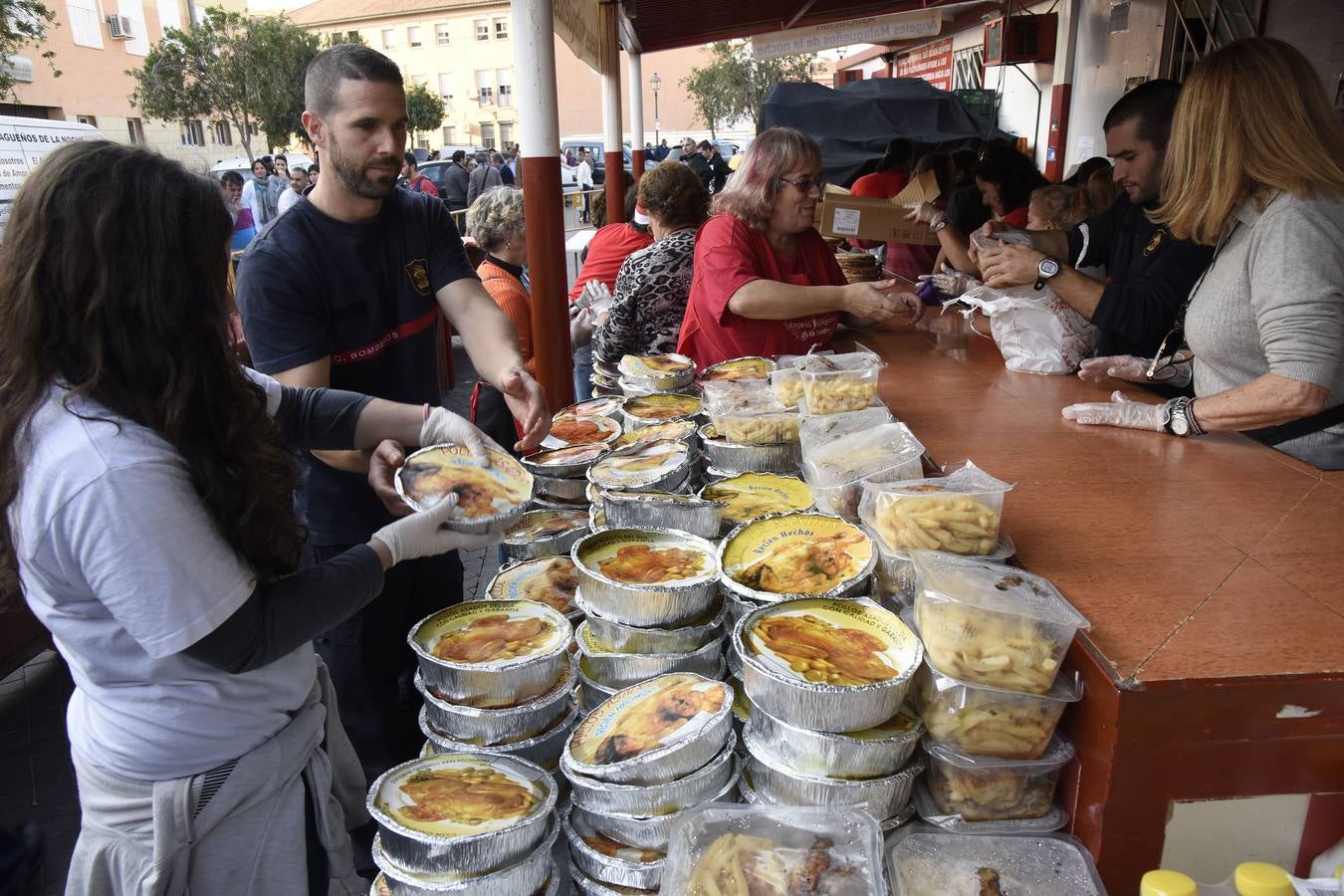 Los Ángeles Malagueños de la Noche reparten menús de Nochebuena