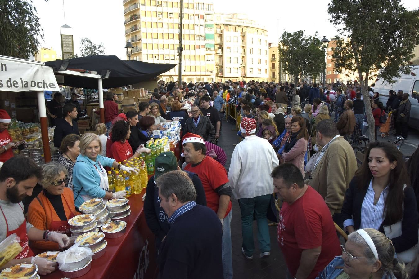 Los Ángeles Malagueños de la Noche reparten menús de Nochebuena