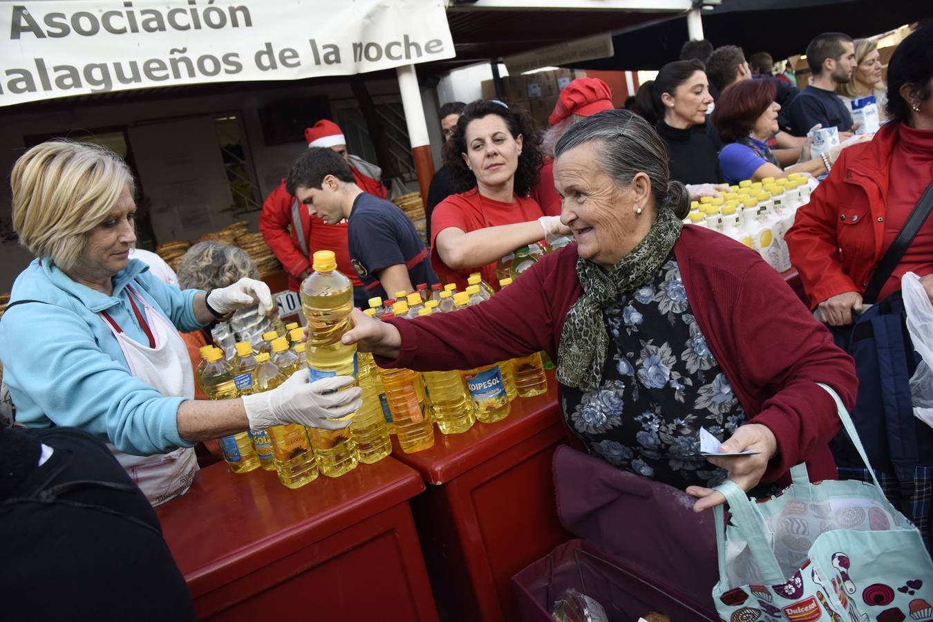 Los Ángeles Malagueños de la Noche reparten menús de Nochebuena