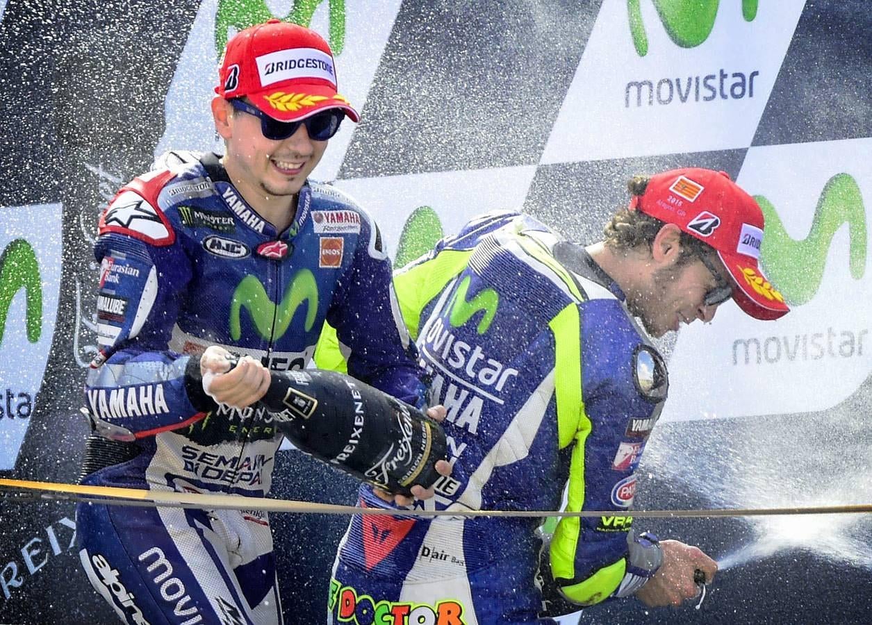 Es la guerra, dale gas. Jorge Lorenzo salió triunfal del Mundial de MotoGP más tenso de la historia. En la penúltima carrera Rossi provocó una caída de Márquez que desató todo tipo de acusaciones. El mallorquín sentenció en Valencia.