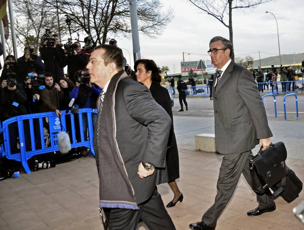 Diego Torres (d), socio de Iñaki Urdangarin en el Instituto Nóos, a su llegada al edificio de la Escuela Balear de la Administración Pública (EBAP) en Palma, donde se celebra el juicio.