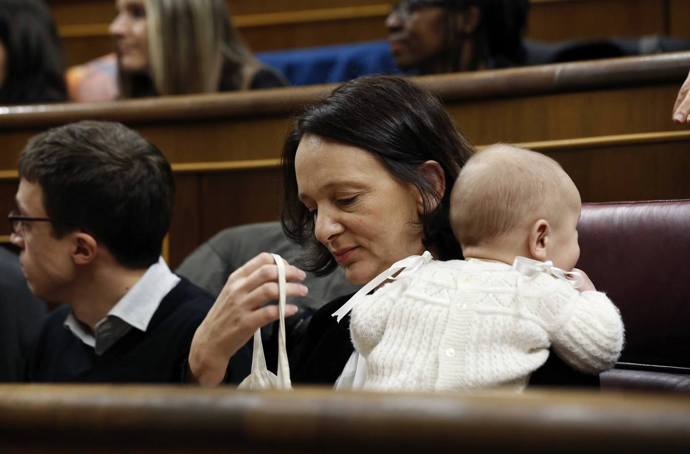 Carolina Bescansa acude a la sesión constituva del Congreso de los Diputados con su bebé