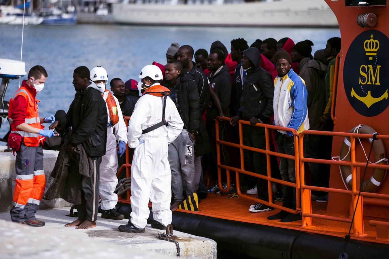 Rescatada una patera con 52 inmigrantes a unas 40 millas de Málaga