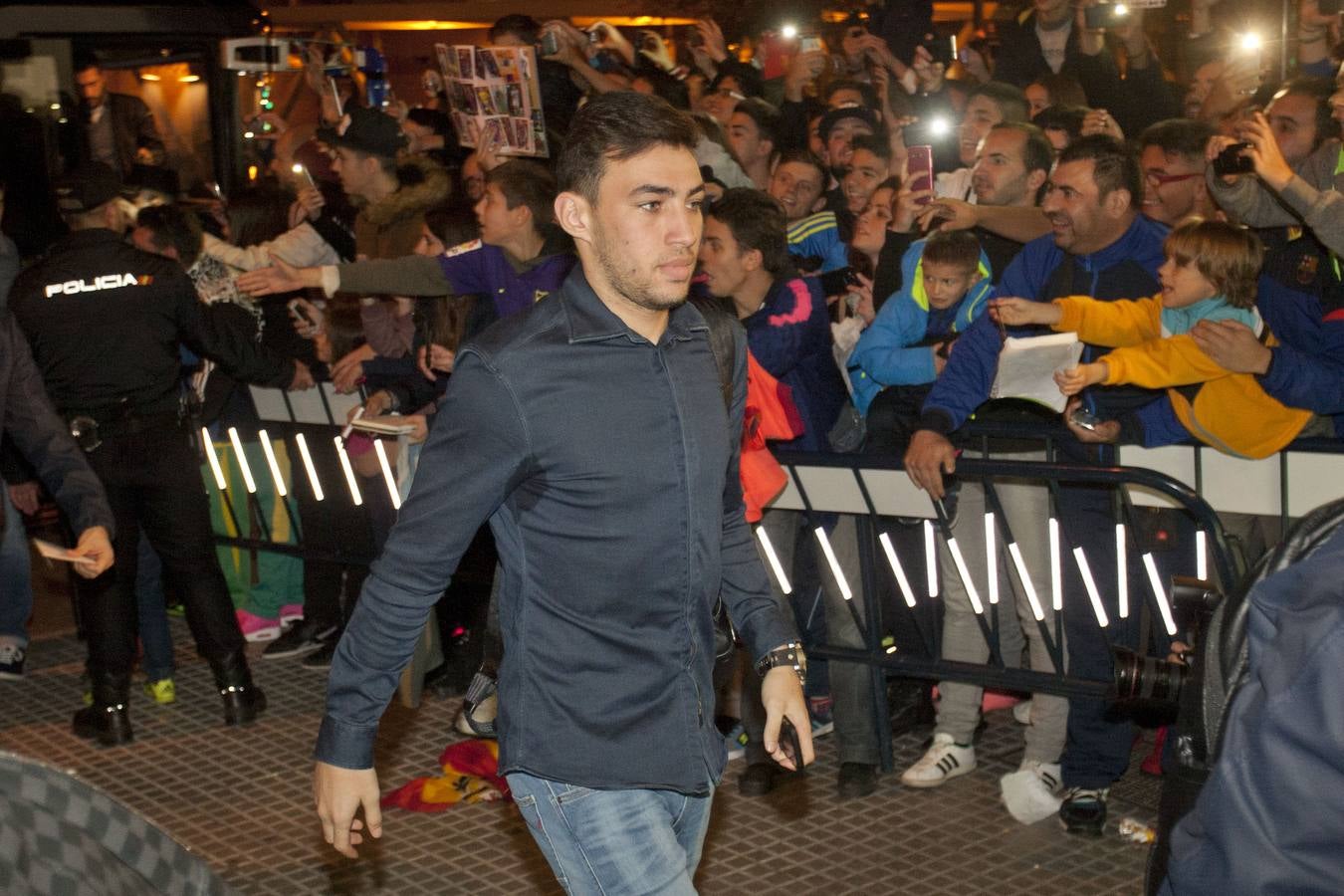 Muchos aficionados recibieron al Barcelona a su llegada a Málaga