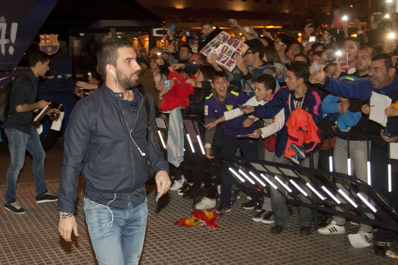 Muchos aficionados recibieron al Barcelona a su llegada a Málaga