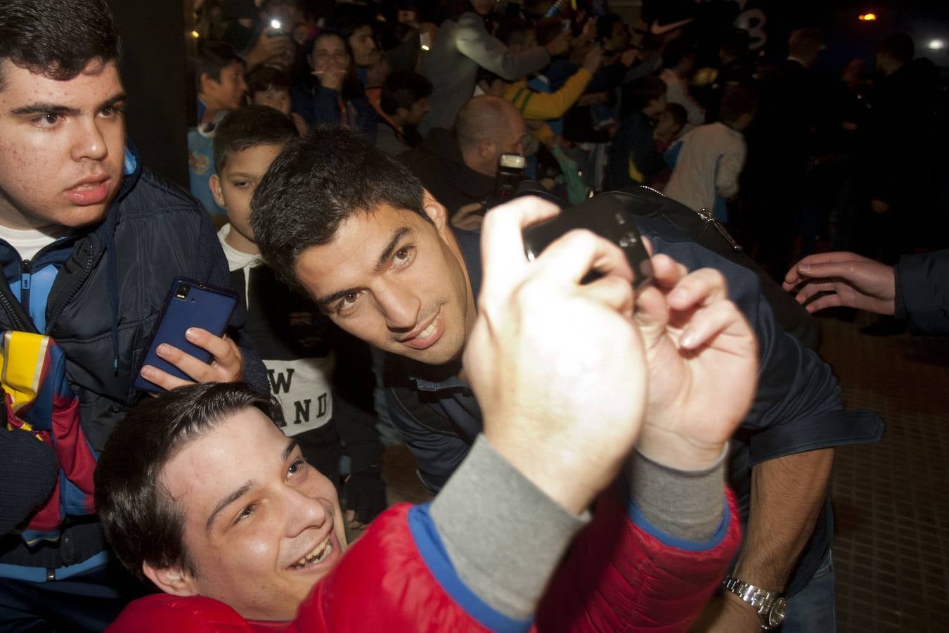 Muchos aficionados recibieron al Barcelona a su llegada a Málaga