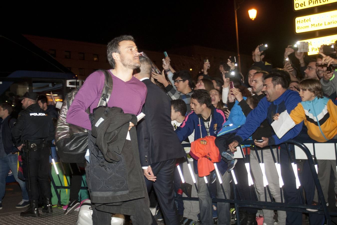 Muchos aficionados recibieron al Barcelona a su llegada a Málaga