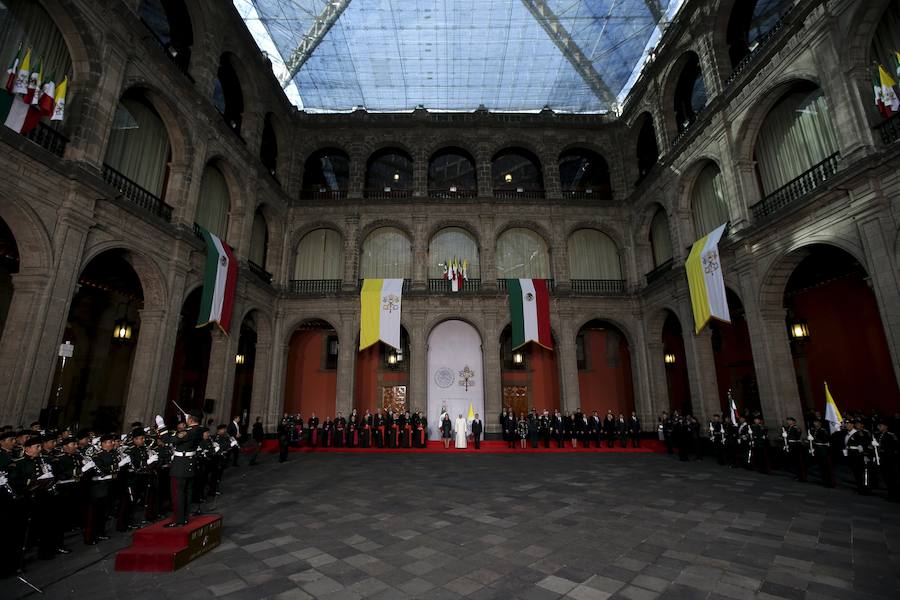 El papa Francisco, junto al presidente de México, Enrique Pena Nieto, y la primera dama, Angélica Rivera, en el Palacio Nacional de México.