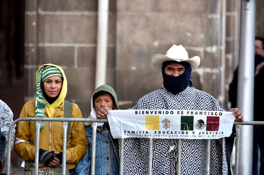 Miles de personas han recibido al papa Francisco a su llegada a México.