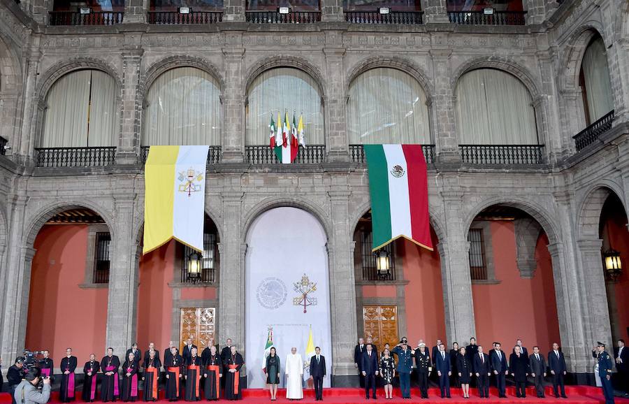 El papa Francisco, junto al presidente de México, Enrique Pena Nieto, y la primera dama, Angélica Rivera, en el Palacio Nacional de México.