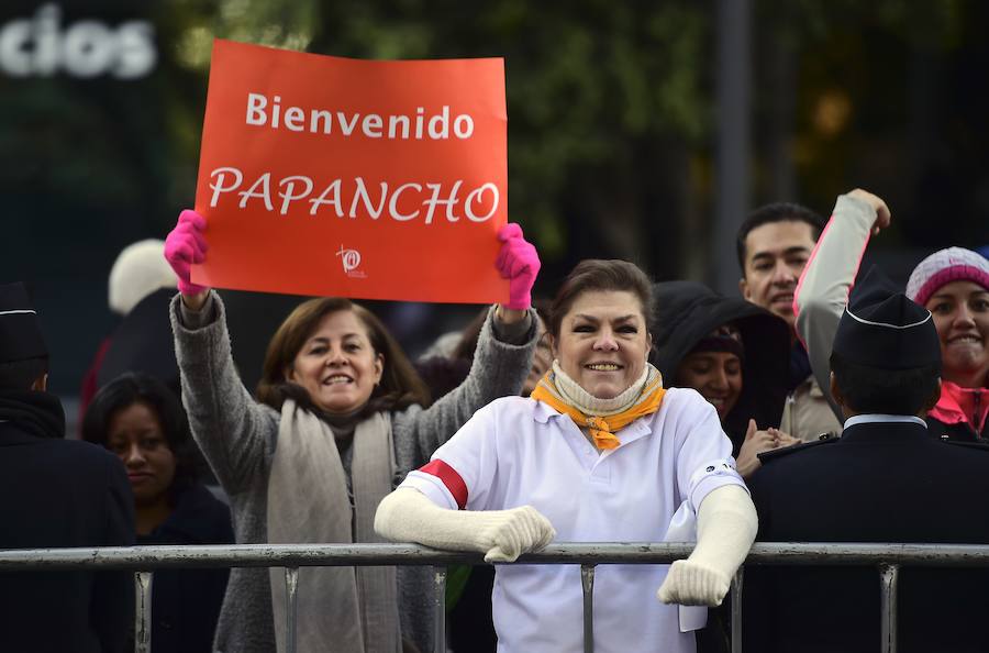 Miles de personas han recibido al papa Francisco a su llegada a México.