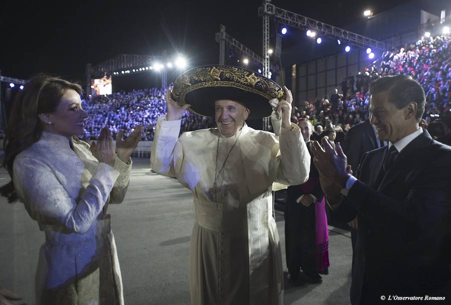 El papa Francisco, con un sombrero mexicano a su llegada al país.