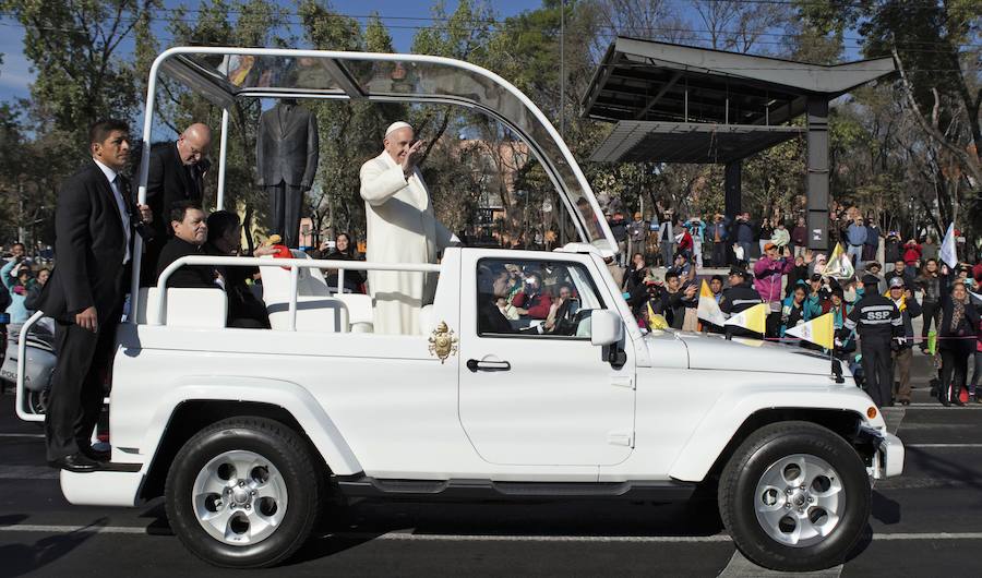 Miles de personas han recibido al papa Francisco a su llegada a México.