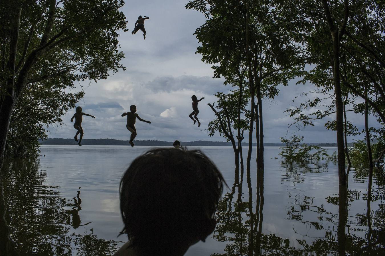 Ganadora del segundo premio de la categoría individual de vida cotidiana. Un grupo de niños de la tribu Munduruku jugando en el río Tapajos en Itaituba (Brasil)